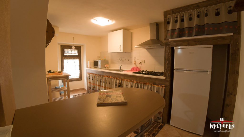 grande-cucina-appartamento-gioia-beb-marinella-farindola